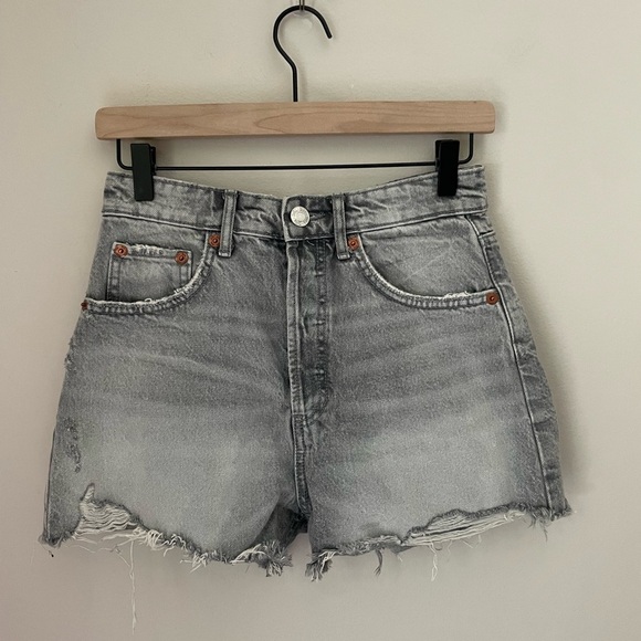 Zara Gray Mom Jean Shorts with Frayed Hem and Butterfly Fly Size 4 - Picture 1 of 5